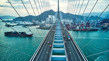 Vue aérienne d’un pont menant à une métropole