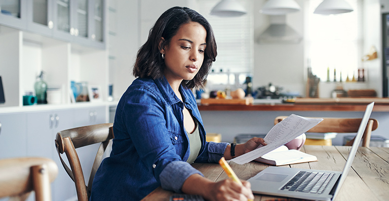 Femme d'affaires à la recherche d'un partenaire d'affaires international potentiel