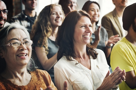 Femmes diverses applaudissant après un exposé