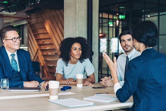 Image d’un groupe multi-ethnique de gens d’affaires gérant la gouvernance ESG.