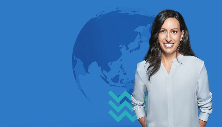 Marie-Josée Richer pose avec une mappemonde en arrière-plan et des chevrons bleus.