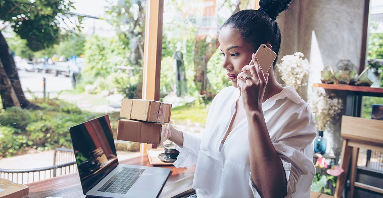 Une femme évalue les options d'affaires qui s'offrent à elle.